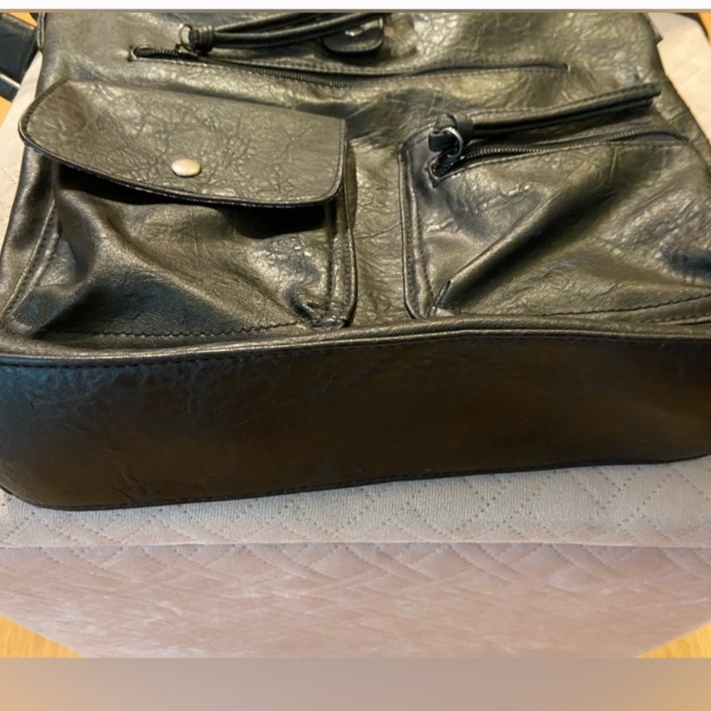 American Eagle AE Vegan Black Leather
Multipocket Crossbody Tribal Bag - Picture 13 of 16